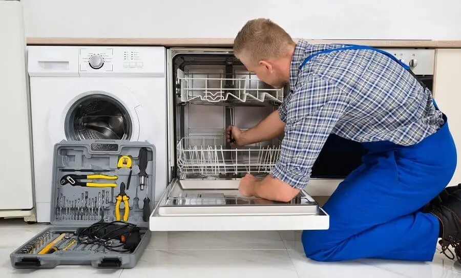 Kızılcahamam Sharp servisi teknisyen ekibi beyaz eşya tamiri yaparken